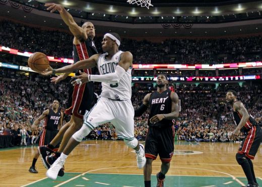 „Celtics” papildlaikā „izrauj” izlīdzinājumu sērijā