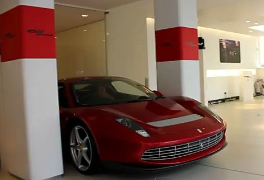 „Ģitāras dievs” ticis pie ekskluzīva „Ferrari”