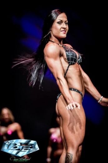 WBFF fitnesa sacensībās Dalasā piedalās seksīgā Karīna Akmens