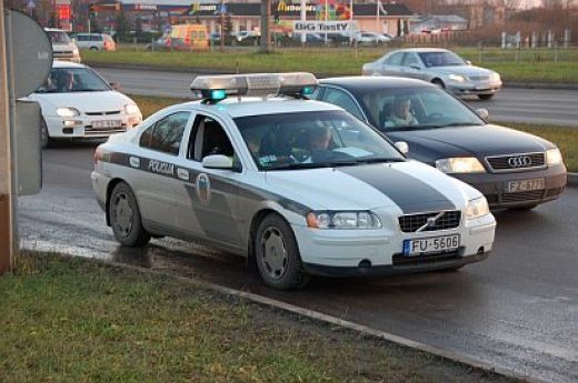 Uzmirkšķināt viens otram par priekšā esošu radaru vai policijas ekipāžu ir pat ļoti ieteicams!