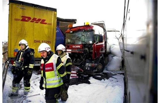 VIDEO/FOTO: Šodien šaušalīgākā autokatastrofa Zviedrijas vēsturē - 100 auto, 40 ievainoti, 3 līķi