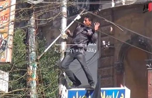 Plēšot Ēģiptes prezidenta plakātu, huligāns saņem elektrošoku: VIDEO