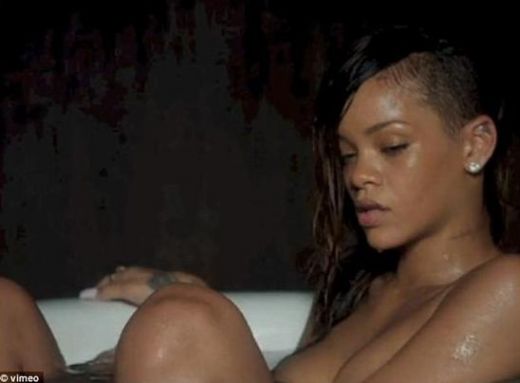 Rihanna jaunajā video kaila pozē vannā