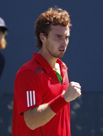 Gulbis divos setos uzvar Malisu