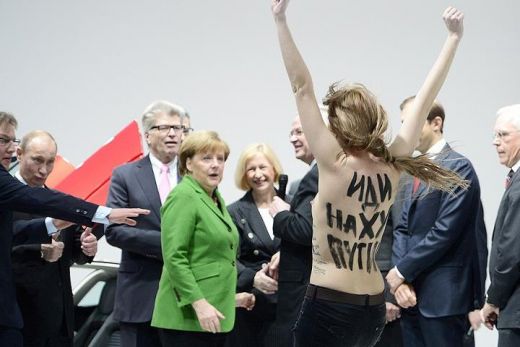 ŠOKĒJOŠI: Kailas Femen aktīvistes Vācijā uzbrūk Putinam - VIDEO