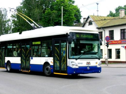 Skandālā iekļuvušā trolejbusa vadītāja ir sieviete; Rīgas Satiksme pateicas presei un iedzīvotājiem