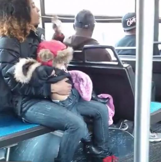 ŠOKĒJOŠS VIDEO: Traka māte autobusā brutāli aizmet savu mazuli, lai varētu iet izkauties