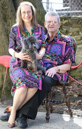 Apbrīnojams pāris: Vīrs un sieva jau 35 gadus valkā identiskus tērpus FOTO GALERIJA