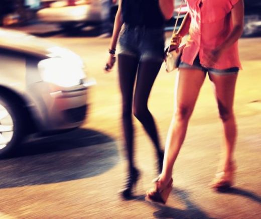 10 niknas prostitūtas viesnīcā piekauj tūristi, jo notur viņu par konkurenti