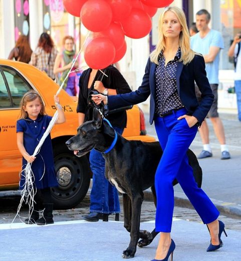 Čehu fashion modeles fotosesija ar milzīgu Vācu dogu - FOTO