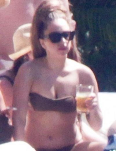 ESKLUZĪVI PAPARACI FOTO: Lady Gaga bikini pludmalē