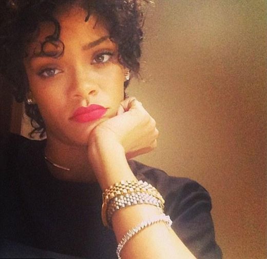 FOTO: Dziedātāja Rihanna katastrofāli izmaina savu imidžu, bet joprojām demonstrē krūšu galus