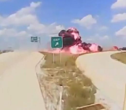 VIDEO: Šoferim izdodas iemūžināt šokējošu smagās mašīnas avāriju