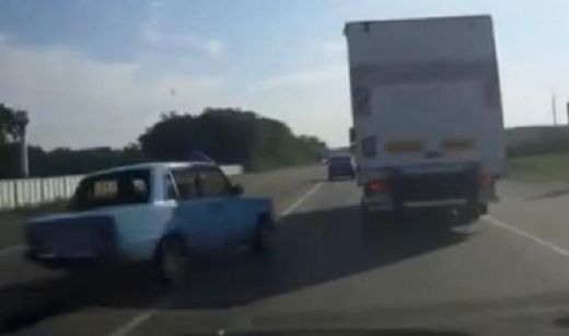 VIDEO: Kas notiek, ja brauc pārāk tuvu smagajai mašīnai?