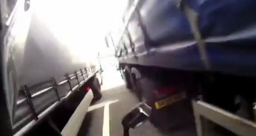 VIDEO: Agresīvs motociklists nespēj nobremzēt un iesprūst starp diviem furgoniem