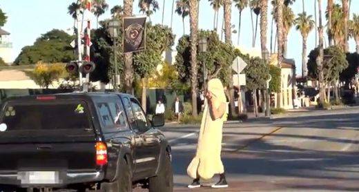 SMIEKLĪGS VIDEO: Vīrietis iziet ielās pārģērbies par locekli un mēģina apturēt satiksmi