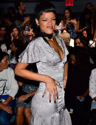 FOTO: Vai tā ir Rihanna? Dziedātāja demonstrē zirga cienīgu frizūru un vampīra grimu