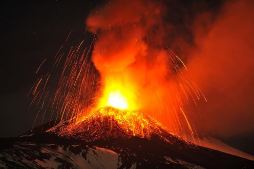 FOTO: Sicīlijā atsācis darboties vulkāns Etna