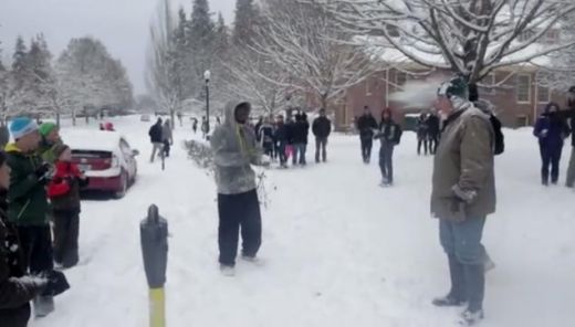 VIDEO: Nevainīga pikošanās ASV pārvēršas uzbrukumā vecam vīrietim