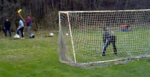 Āprāta VIDEO: Futbola vārtsargs pilnveido savas prasmes, atvairot no lielgabaliem raidītus šāviņus