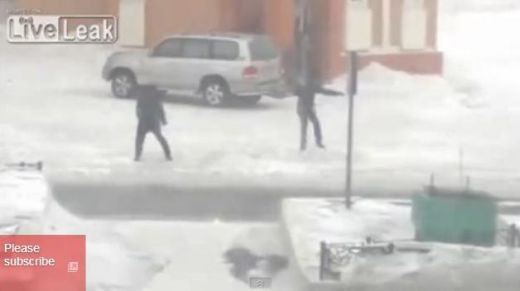 VIDEO: cilvēki ķeras pie stabiem un krīt no kājām. VĒTRA KRIEVIJĀ