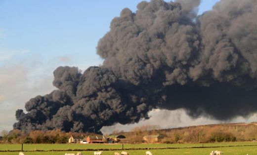 FOTO: Ugunsgrēka izraisītie dūmi Anglijā redzami pat no kosmosa