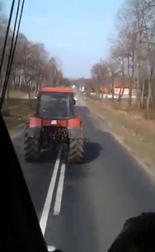 VIDEO: Piedzēries traktorists brauc pēc saviem ceļu satiksmes noteikumiem