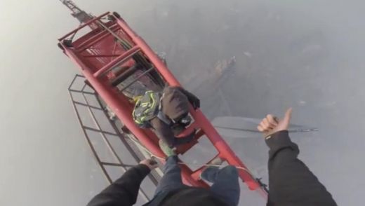 Traks VIDEO: 2 vīri bez drošības jostām uzkāpj Pasaules otrajā augstākajā celtnē