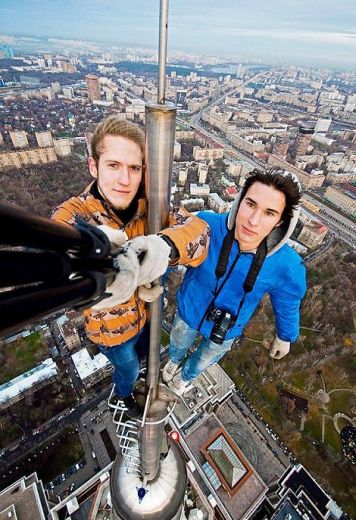 FOTO: Krievijas bezbailīgākie jaunieši virsotnēs kāpj bez drošības jostām