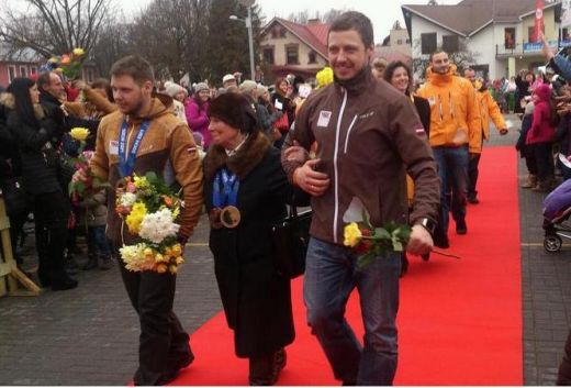 Brāļus Sičus Siguldā sagaida karaliski - uz sarkanā paklāja! FOTO