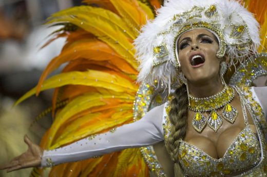 FOTO: Riodežaneiro karnevāls priecē ar skaistām meitenēm un efektīviem tērpiem