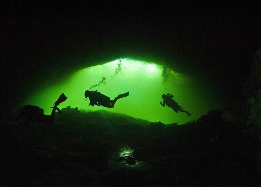 FOTO: Šis ir pasaules bīstamākais zemūdens alu komplekss. Viena ala slēpj vairāk kā 125 upurus