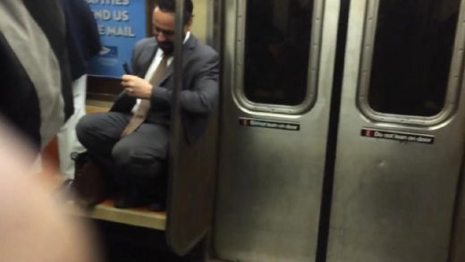 Smieklīgs VIDEO: Žurka iekļūst vilcienā un izraisa pamatīgu haosu pasažieru vidū