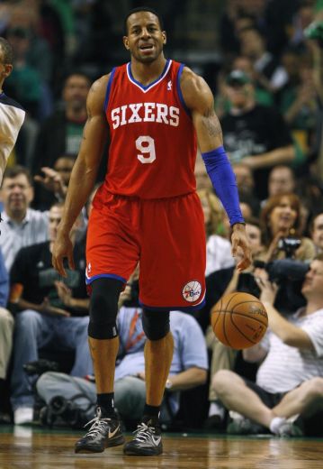 „76ers” panāk neizšķirtu sērijā pret „Celtics”