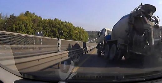 Šausmu VIDEO: Smagās mašīnas vadītājs par mata tiesu izvairās no šaušalīgas avārijas