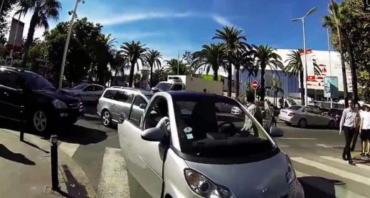 Kāds psihopātisks Francijas autovadītājs zaudē savaldību un uzbrūk policistam - VIDEO