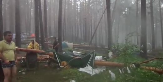 VIDEO: Krievijas mežā notiekošo mūzikas festivālu pātrauc pamatīga un postoša vētra