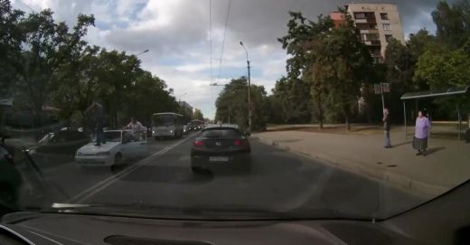 VIDEO: Psihopāti uz ceļa! Neapmierināti vadītāji izdemolē cita šofera auto