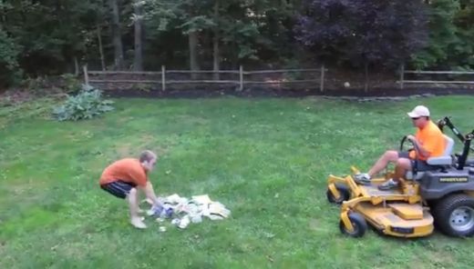 Īsta ģimenes drāma! Tēvs iznīcina dēla datorspēles, lai viņš beidzot sāktu meklēt darbu - VIDEO