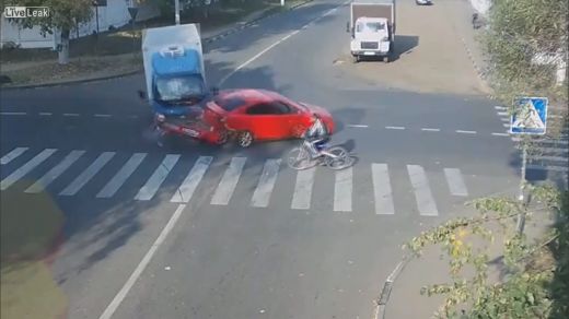 VIDEO: Neticama veiksme un apstākļu sakritība no nāves paglāba šo velobraucēju