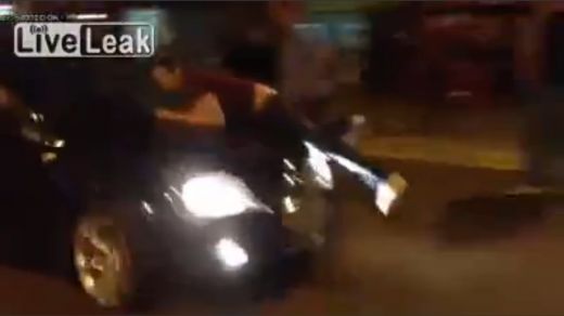 Vājprāta VIDEO: Masveidīgu kautiņu uz ielas pārtrauc psihopātisks autovadītājs