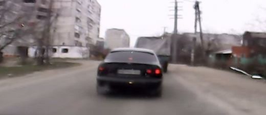 VIDEO: Kā izskatās, kad braucošā auto trāpa raķete