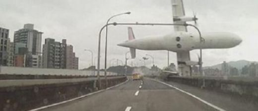 VIDEO: Taivānā notikusi traģiska aviokatastrofa. Šokējošs aculiecinieku video