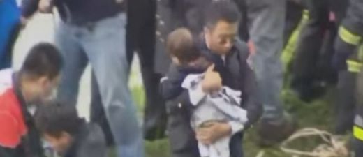 VIDEO: Iespaidīgi! No Taivānā avarējušās lidmašīnas vraka izglābj mazuli