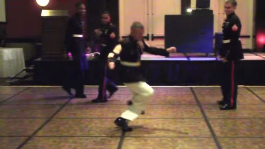 VIDEO: Kad šis kareivis sāka dejot, tad uzreiz visiem atkārās žoklis