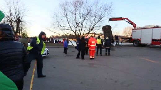 VIDEO: Liepājas kanālā ar auto iebrauc vīrietis. Mirušais pēc diennakts izcelts no ūdens