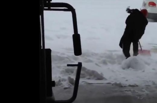 VIDEO: Līdz asarām! Kā NEVAJADZĒTU tīrīt sniegu!