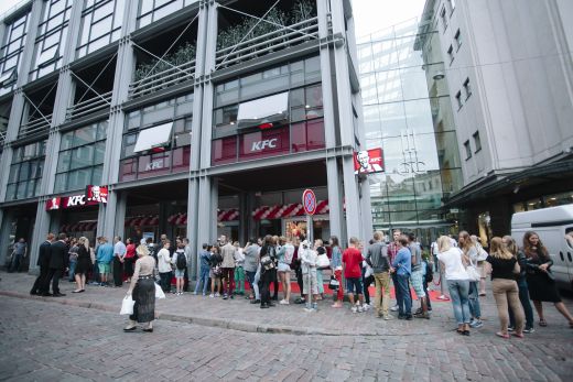 FOTO: CILVĒKI GĀŽ RIŅĶĪ JAUNO KFC RESTORĀNU RĪGĀ