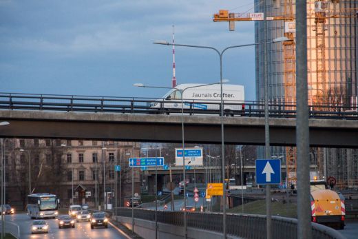 Aculiecinieks: Kāpēc kaut kāds busiņš noparkots uz Pārdaugavas viadukta?